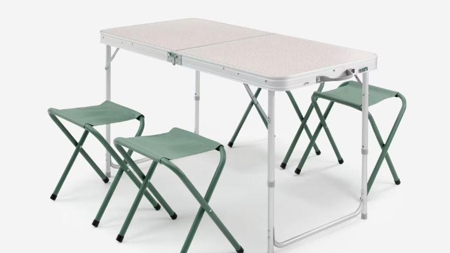 La mesa plegable de camping con taburetes Quechua de Decathlon