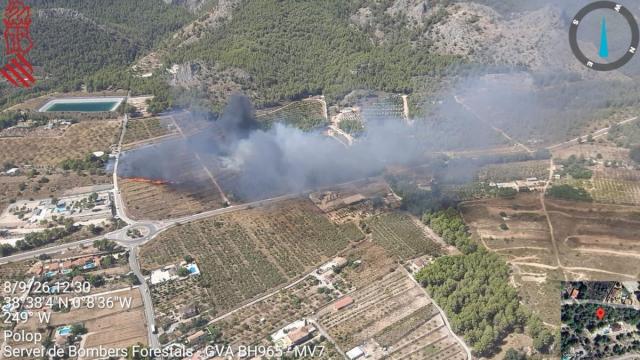 Imagen del incendio de vegetación de Polop.