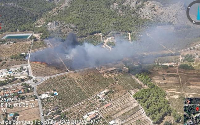Imagen del incendio de vegetación de Polop.