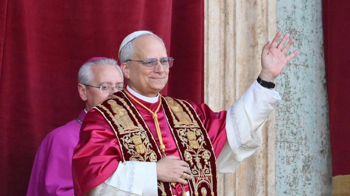 El Papa XIV saluda a los fieles en la abarrotada plaza San Pedro.