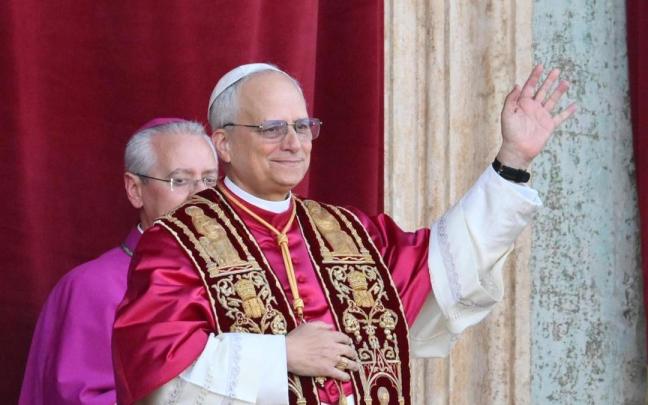 El Papa XIV saluda a los fieles en la abarrotada plaza San Pedro. / EFE El Papa XIV saluda a los fieles en la abarrotada plaza San Pedro.