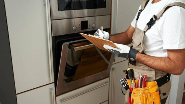 Un técnico trata de ponerle solución a una avería del horno