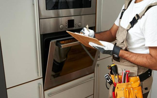 Un técnico trata de ponerle solución a una avería del horno
