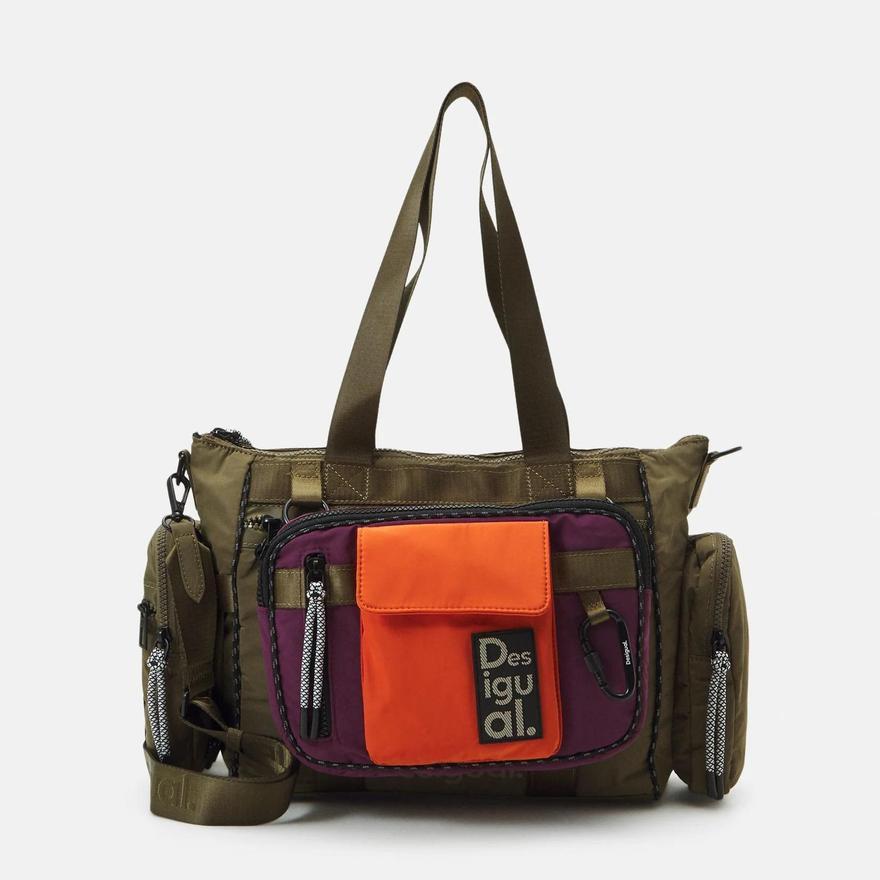 Bolso informal en tonos marrón, morado y naranja.