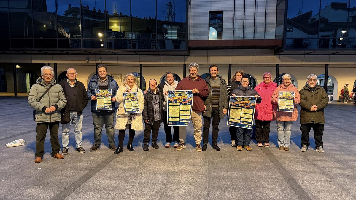 Representantes del Ayuntamiento y de las comparsas.