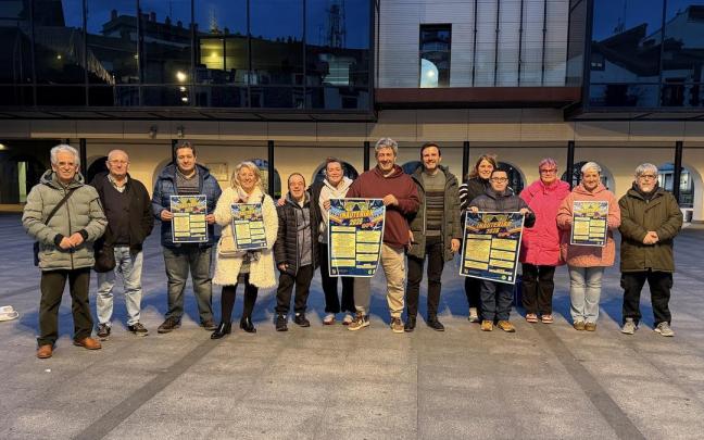 Representantes del Ayuntamiento y de las comparsas.