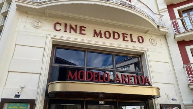 Exterior del Cine Modelo de Zarautz.