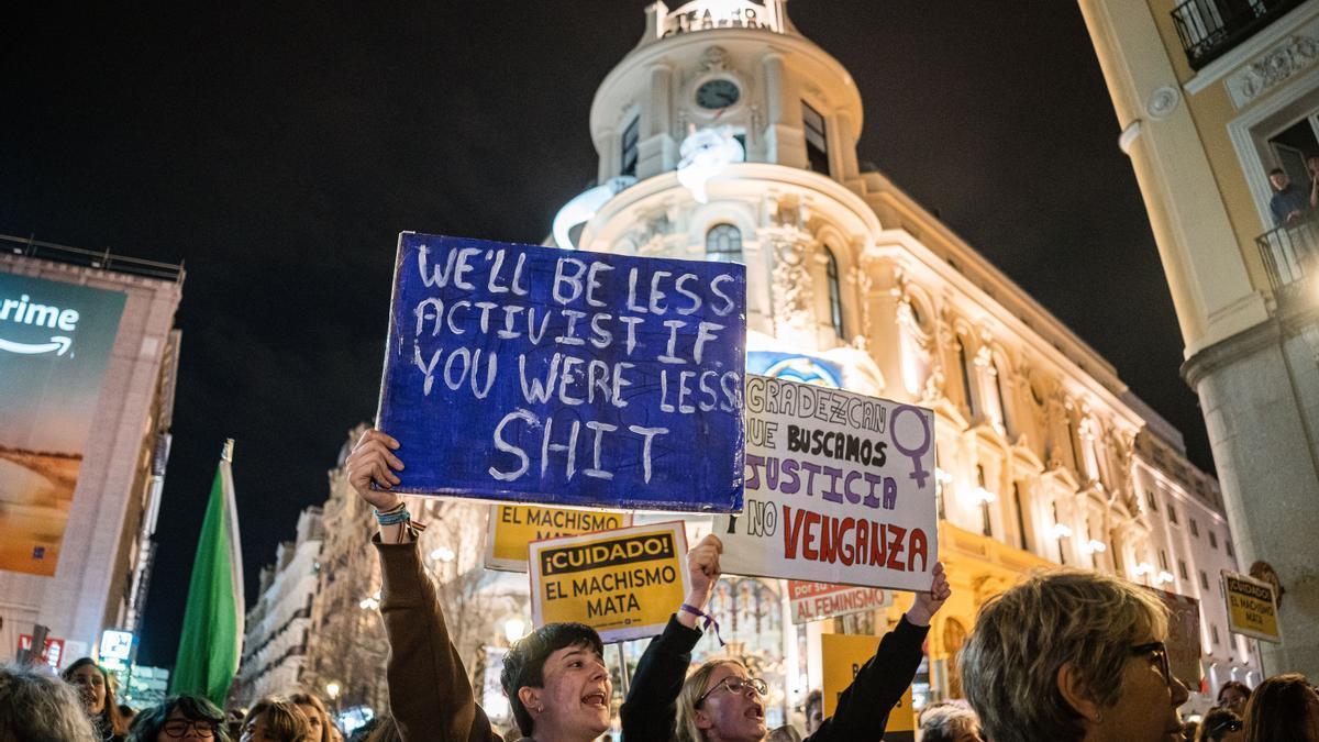 Una mujer con un cartel durante una manifestación convocada por el Movimiento Feminista de Madrid por el 8M.