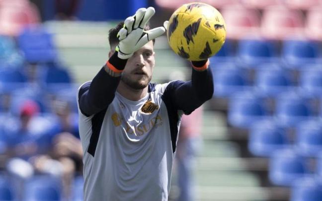 Álex Remiro, en el calentamiento del partido de Getafe. / LALIGA