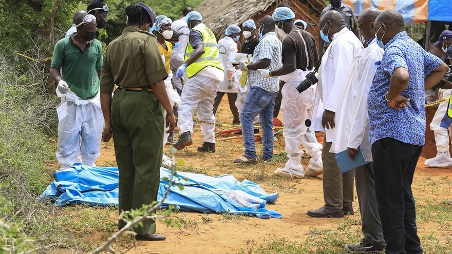 Exhumación de los cuerpos de las víctimas de la secta en Kenia