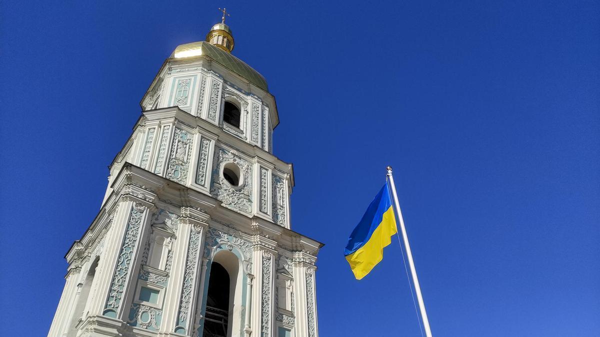 Una bandera de Ucrania ondea frente al campanario de la Catedral de Santa Sofía de Kiev.