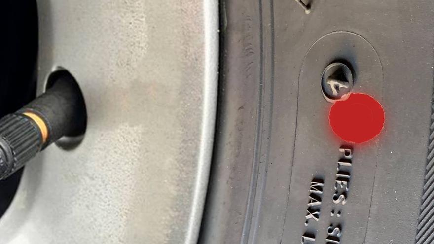 Punto rojo en un neumático de coche.