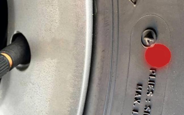 Punto rojo en un neumático de coche. / J.M.O. Punto rojo en un neumático de coche.