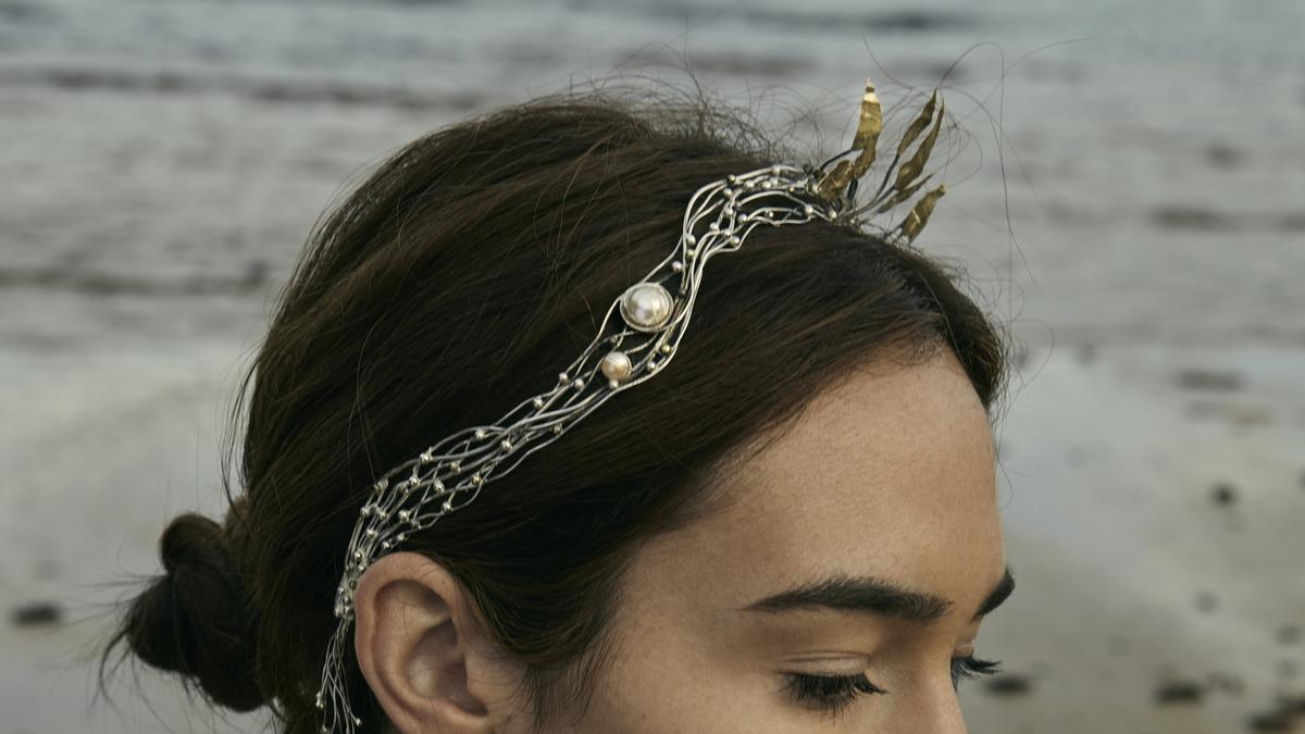Una modelo luce una tiara diseñada artesanalmente por Nerea Agirre.
