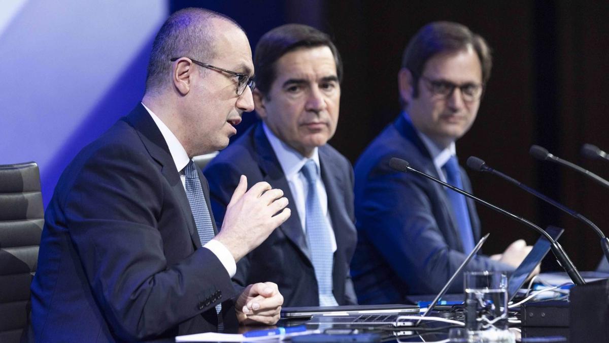 El CEO del BBVA, Onur Genç (izquierda), y el presidente del BBVA, Carlos Torres (centro).