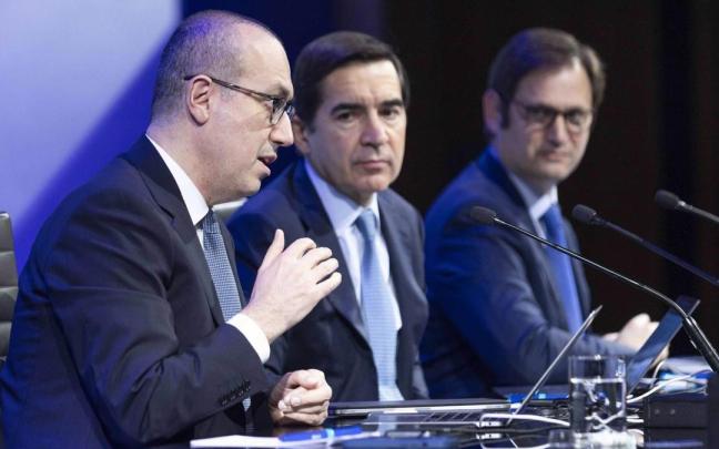 El CEO del BBVA, Onur Genç (izquierda), y el presidente del BBVA, Carlos Torres (centro).