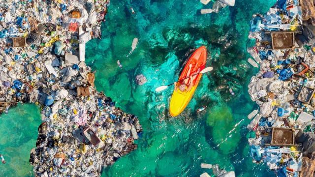 El mar contaminado de plásticos.