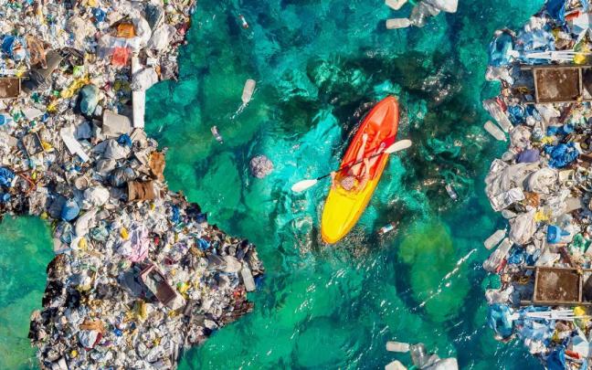 El mar contaminado de plásticos.