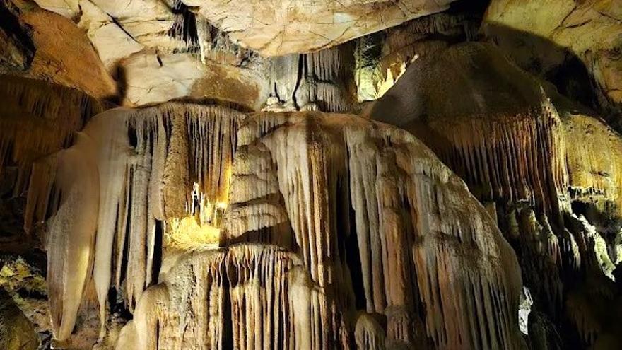 Interior de la cueva Las Monedas.