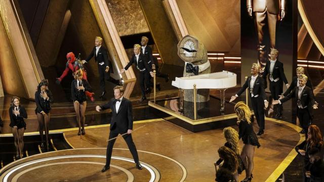 Imagen de una actuación de la gala de los Oscars 2025.