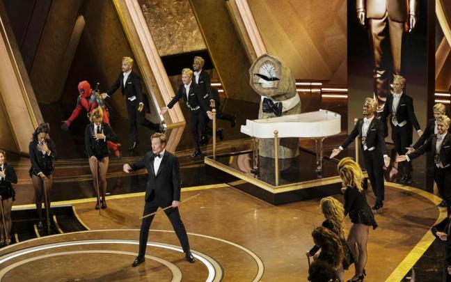 Imagen de una actuación de la gala de los Oscars 2025.