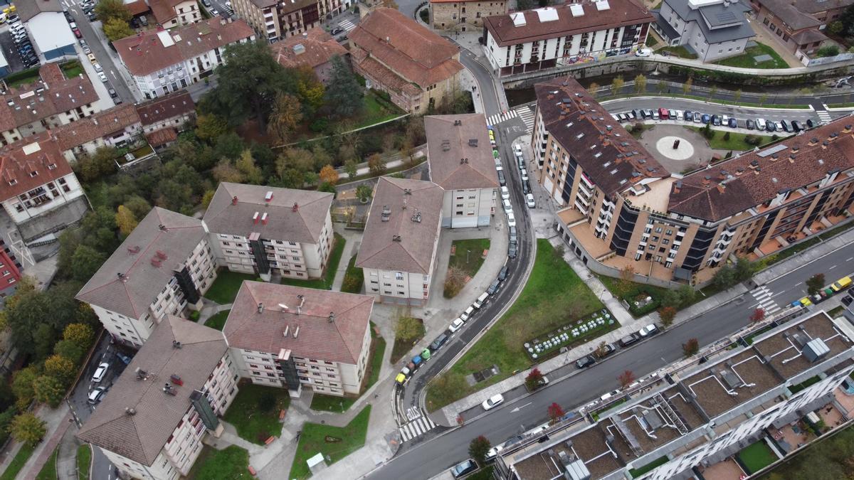 Vista aérea de Aretxabaleta, con el barrio de Lausitta a la izquierda de la imagen.