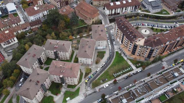 Vista aérea de Aretxabaleta, con el barrio de Lausitta a la izquierda de la imagen.