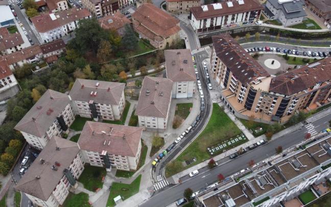 Vista aérea de Aretxabaleta, con el barrio de Lausitta a la izquierda de la imagen.