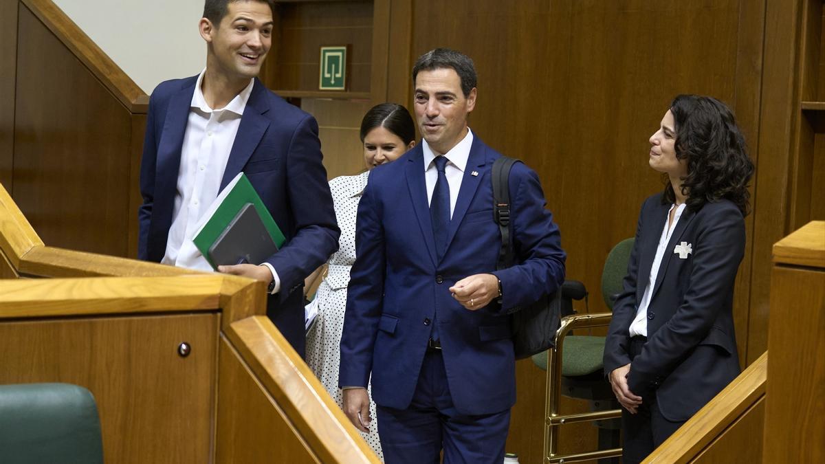 Pie de Foto: El lehendakari, Imanol Pradales, llega a un pleno en el Parlamento.