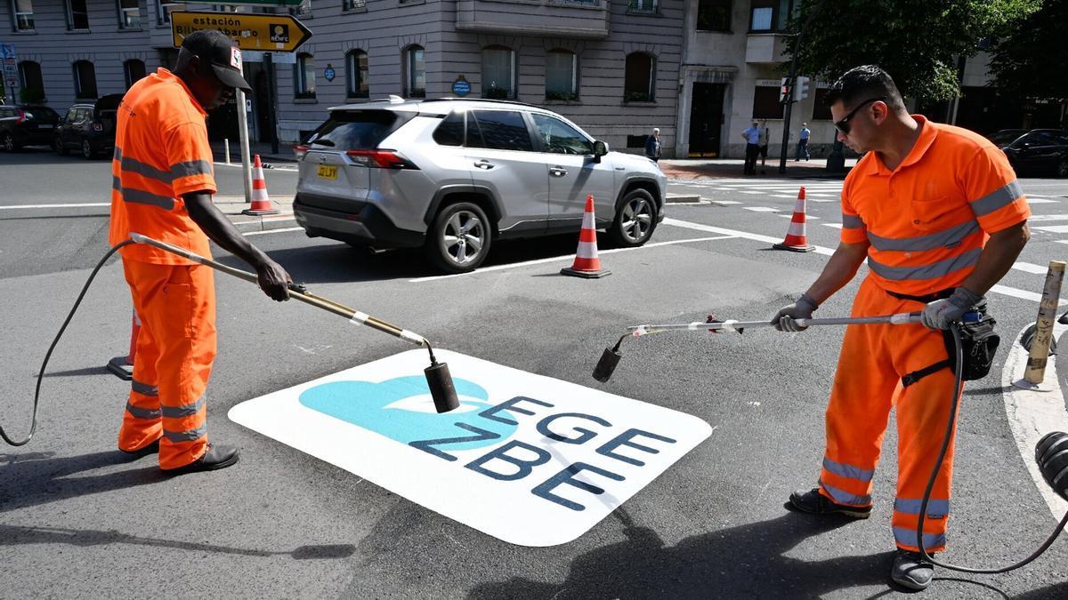 Operarios señalizan una zona de bajas emisiones en Bilbao.