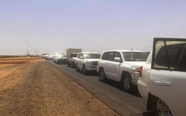 Un convoy diplomático abandonando Jartum.