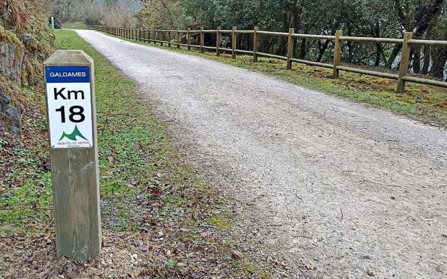 Una de las señales colocadas que indica el kilómetro y el municipio que atraviesa.