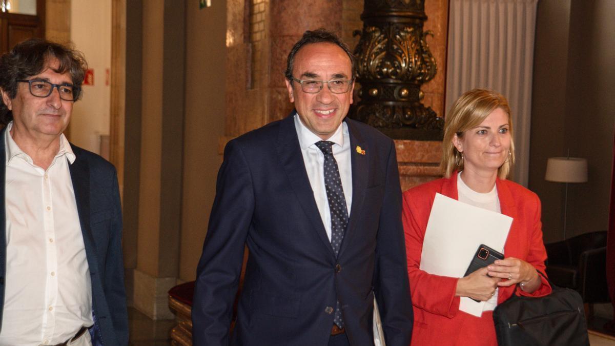 El vicepresidente segundo de la Mesa, David Pérez; el nuevo presidente del Parlament, Josep Rull y la vicepresidenta primera de la Mesa, Raquel Sans.