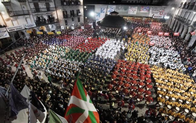 Las compañías volvieron a poner el límite la capacidad de la plaza en la tamborrada de este año.
