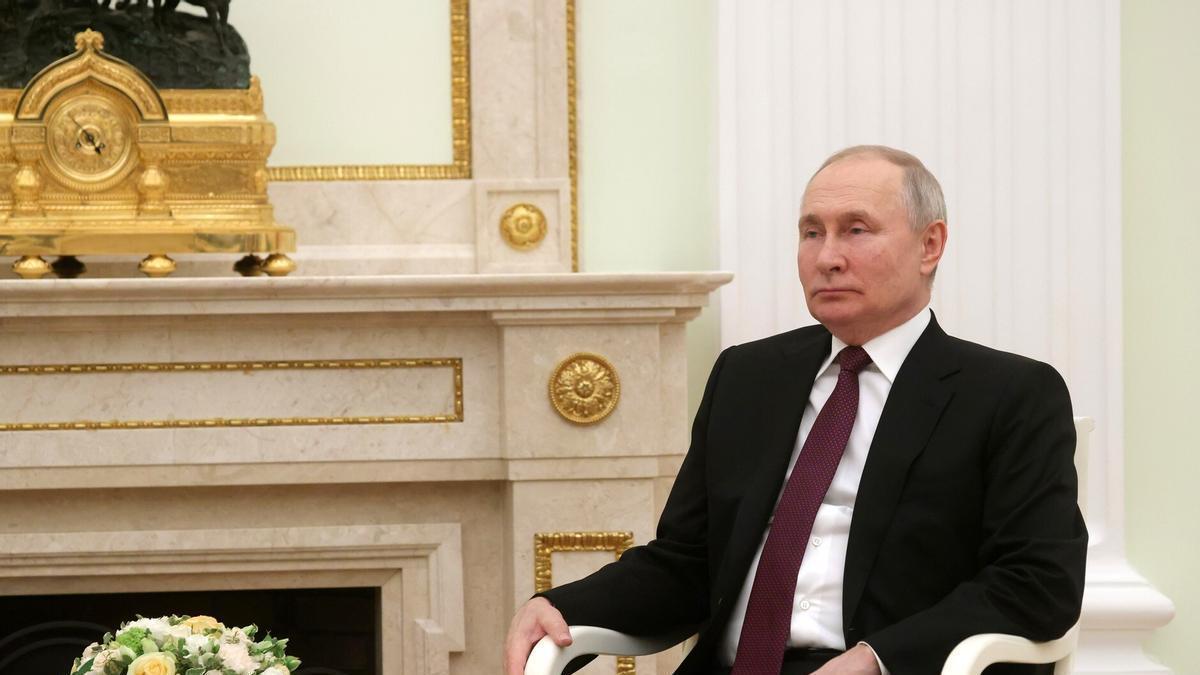 La Corte Penal Internacional ha emitido una orden de arresto contra Putin como presunto responsable de la deportación de niños ucranianos.