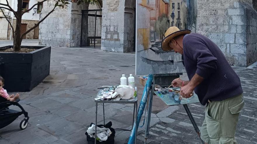 Los participantes se distribuyeron por el casco urbano en busca de elementos de inspiración para sus cuadros.