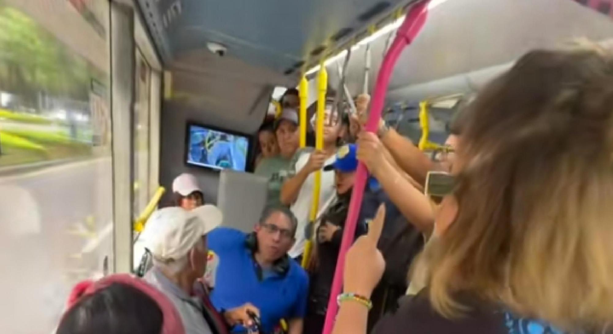 La pasajera increpó al hombre en silla de ruedas por ocupar demasiado espacio en un autobús abarrotado.