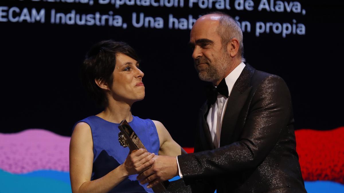 Estibaliz Urresola recibe la Biznaga de Oro de manos del actor Luis Tosar.