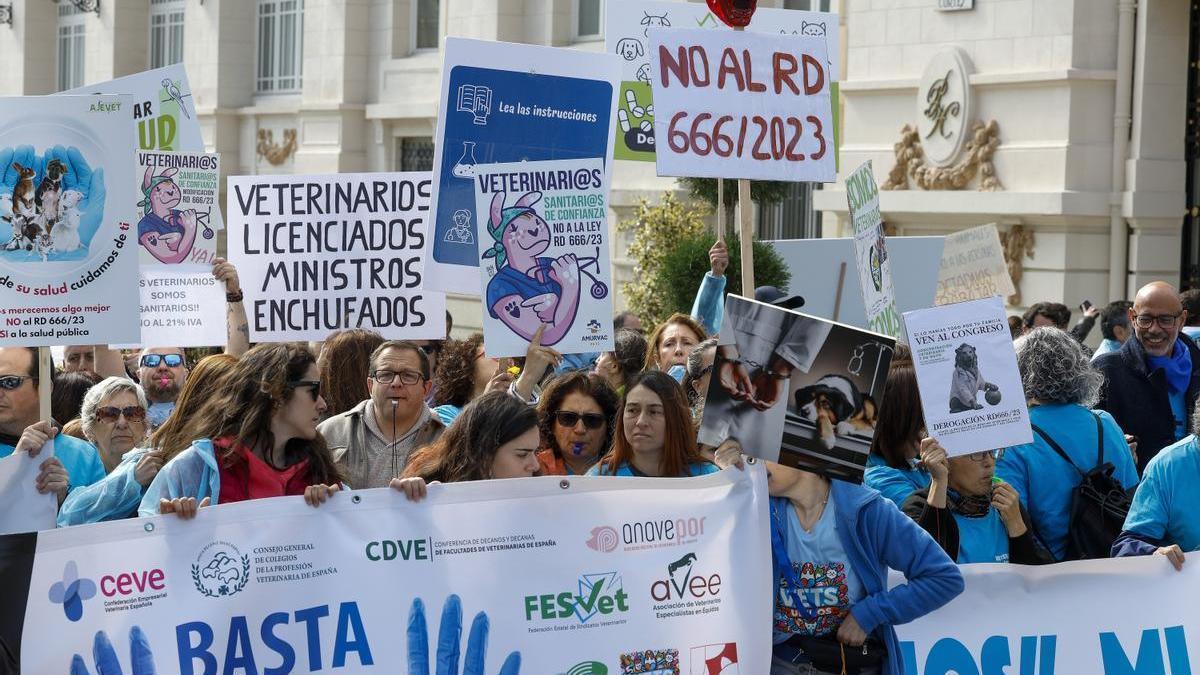 La profesión veterinaria se concentra frente al Congreso de los Diputados por "la defensa de la salud de nuestros animales".