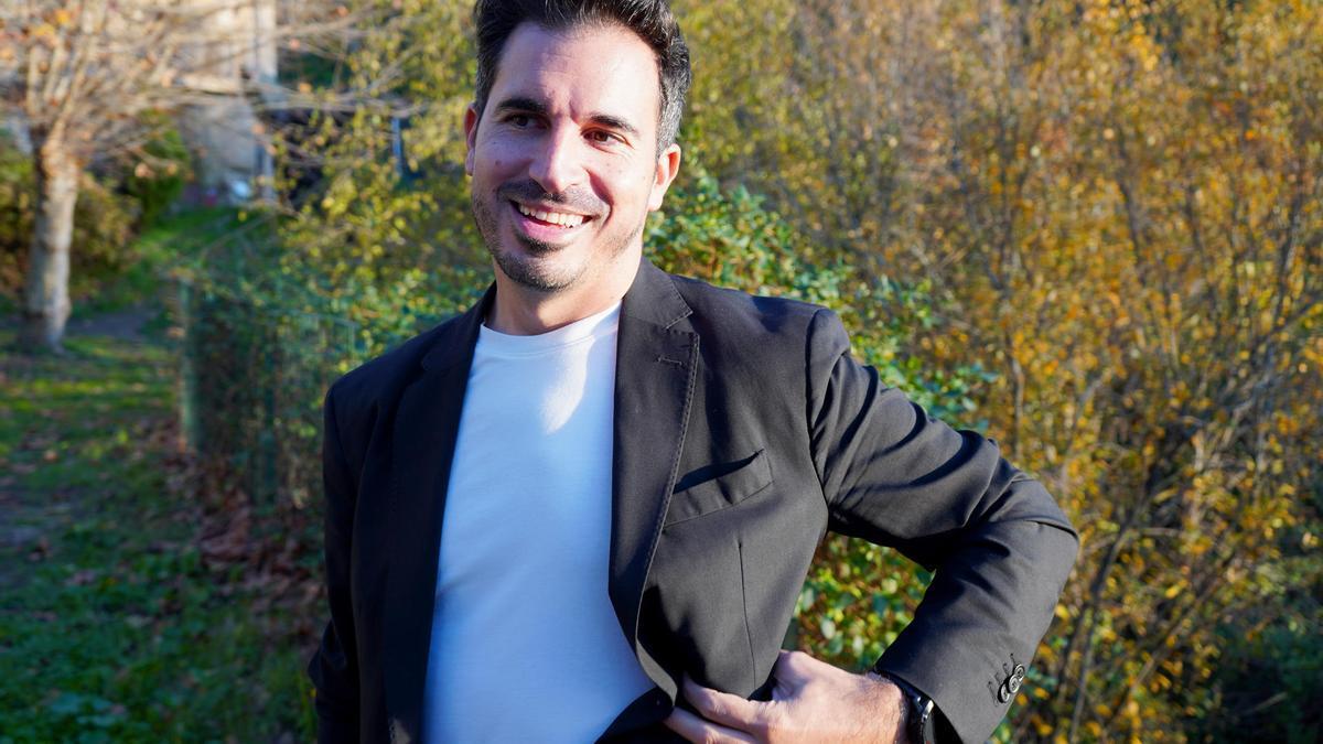 El escritor Javier Castillo, en un descanso del rodaje de la serie ‘El cuco de cristal’