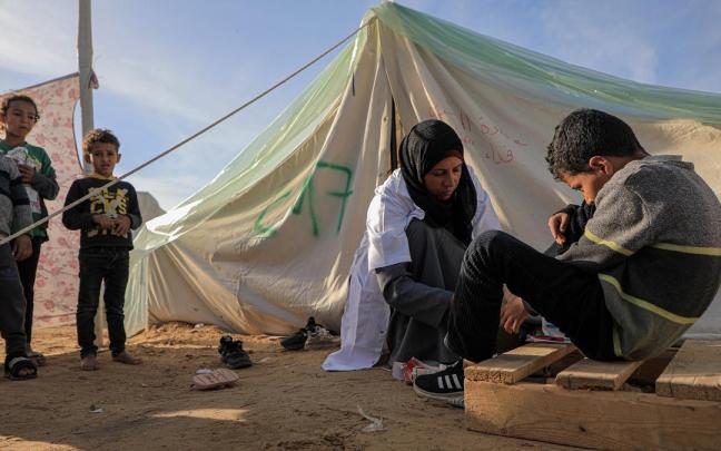 Un niño recibe asistencia sanitaria en la ciudad de Rafah, en el sur de la Franja de Gaza.