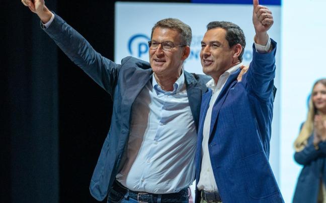 Feijóo junto a Juanma Moreno en su mitin de este sábado en Sevilla.