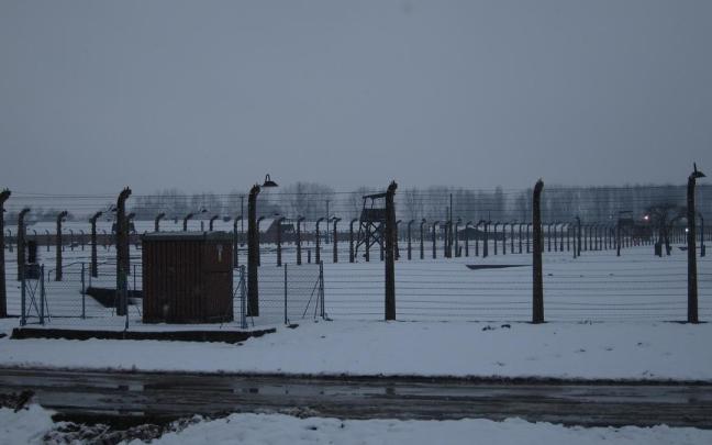 El campo de concentración de Auschwitz en una foto de archivo. El campo de concentración de Auschwitz en una foto de archivo.
