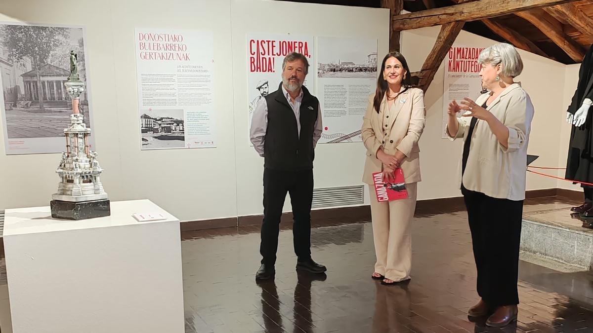 La diputada Leixuri Arrizabalaga en la inauguración de la muestra