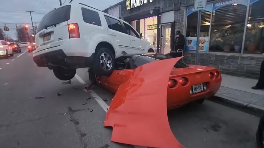 El Honda Pilot, encima del Chevrolet Corvette.