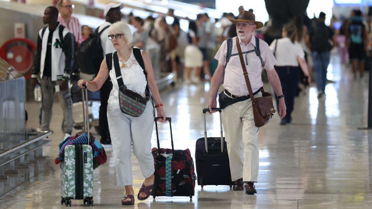 Varias personas en el Aeropuerto Adolfo Suárez Madrid-Barajas.