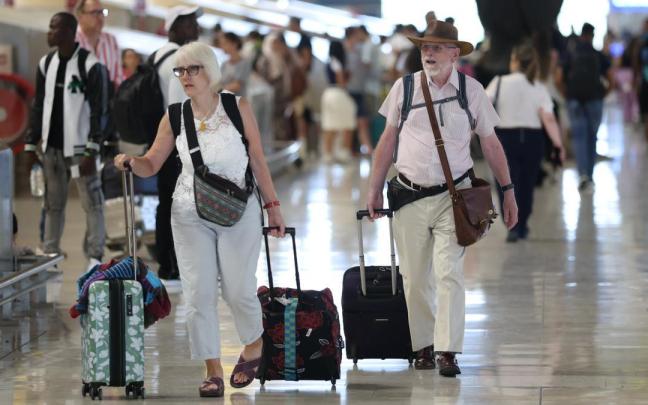 Varias personas en el Aeropuerto Adolfo Suárez Madrid-Barajas.