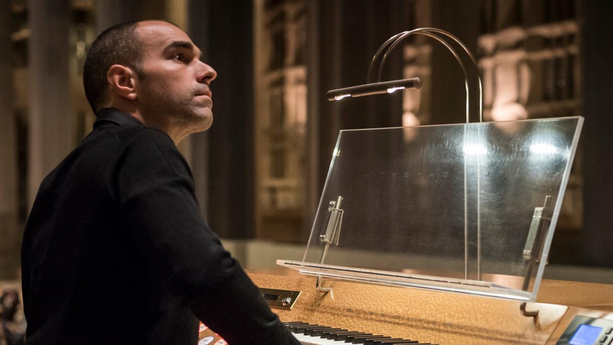 Juan de la Rubia organoa jotzen.