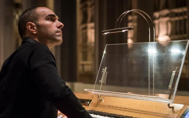 Juan de la Rubia organoa jotzen.