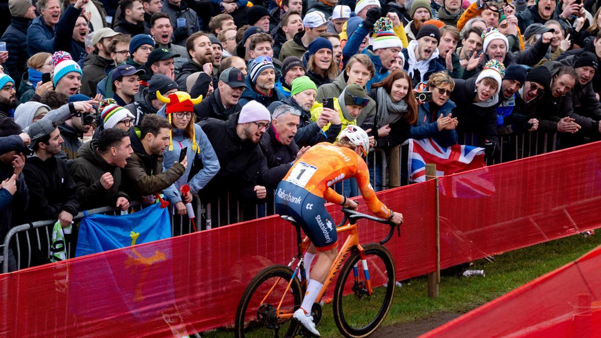 Van der Poel, animado por el público.